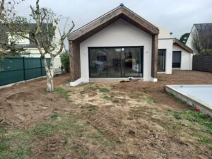 Pignon avec débord de toit en brise soleil